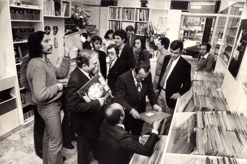 1975: inaugurazione del negozio Disco Club