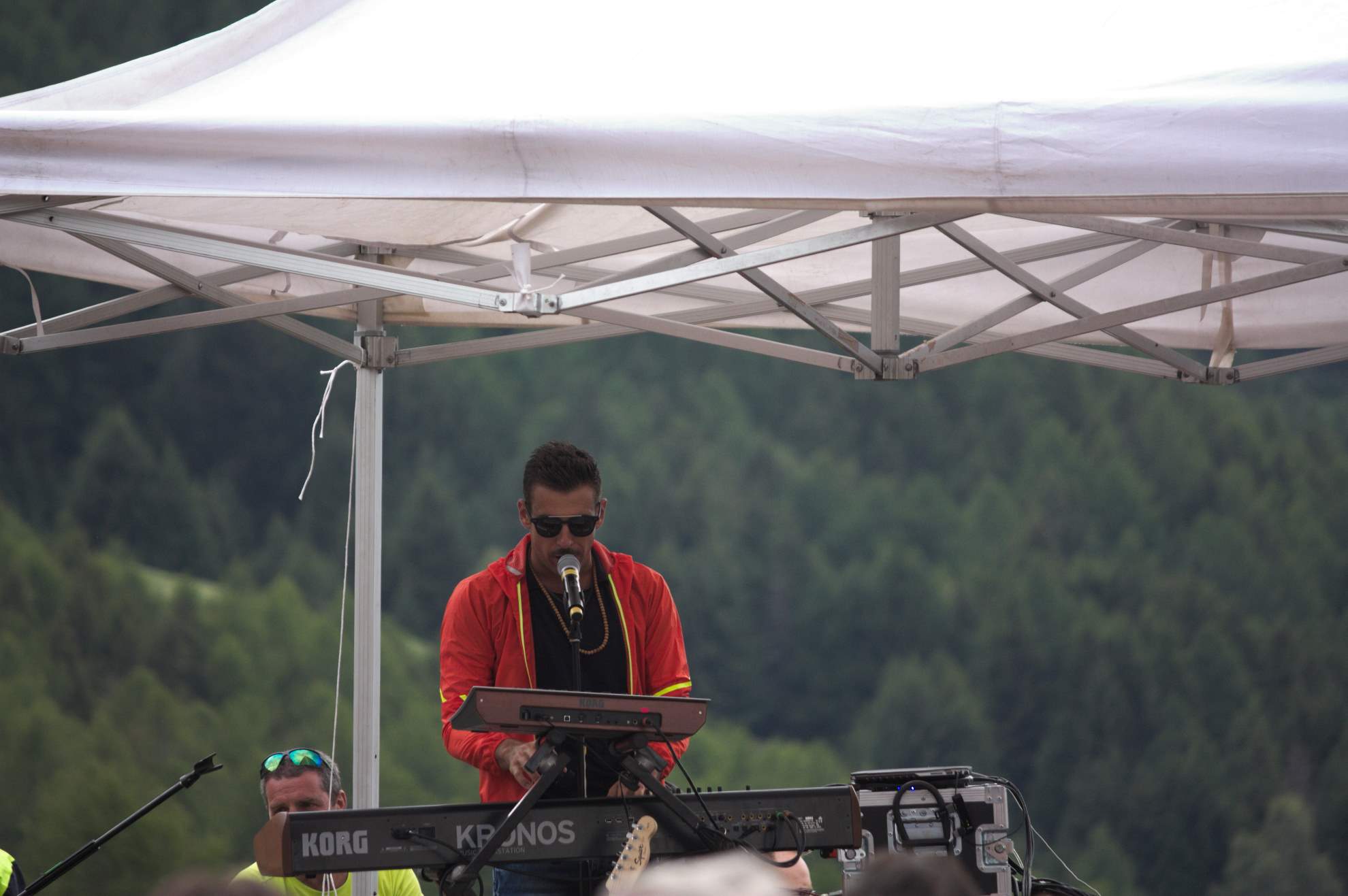 Francesco Gabbani suona le tastiere