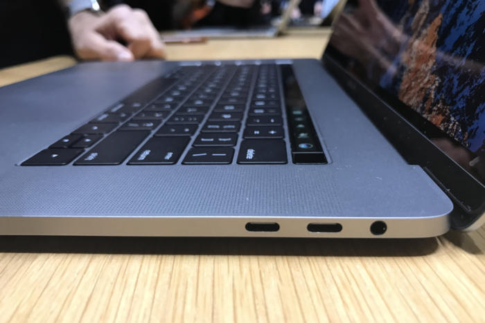Ecco il MacBook Pro 2016 con solo prese USB TYPE C (nessuna lightning). E' presente il jack cuffia
