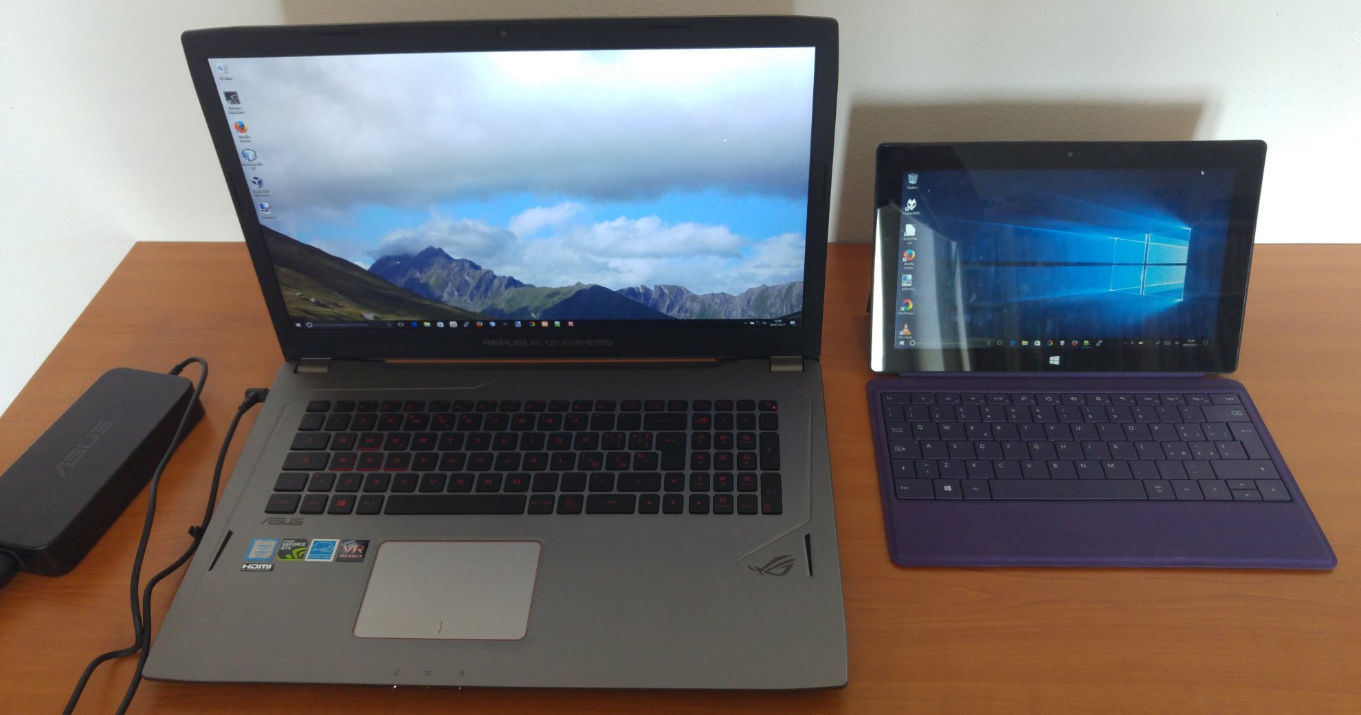 Notebook Asus ROG GL702VM-BA135T (a sinistra) e Microsoft Surface (a destra)