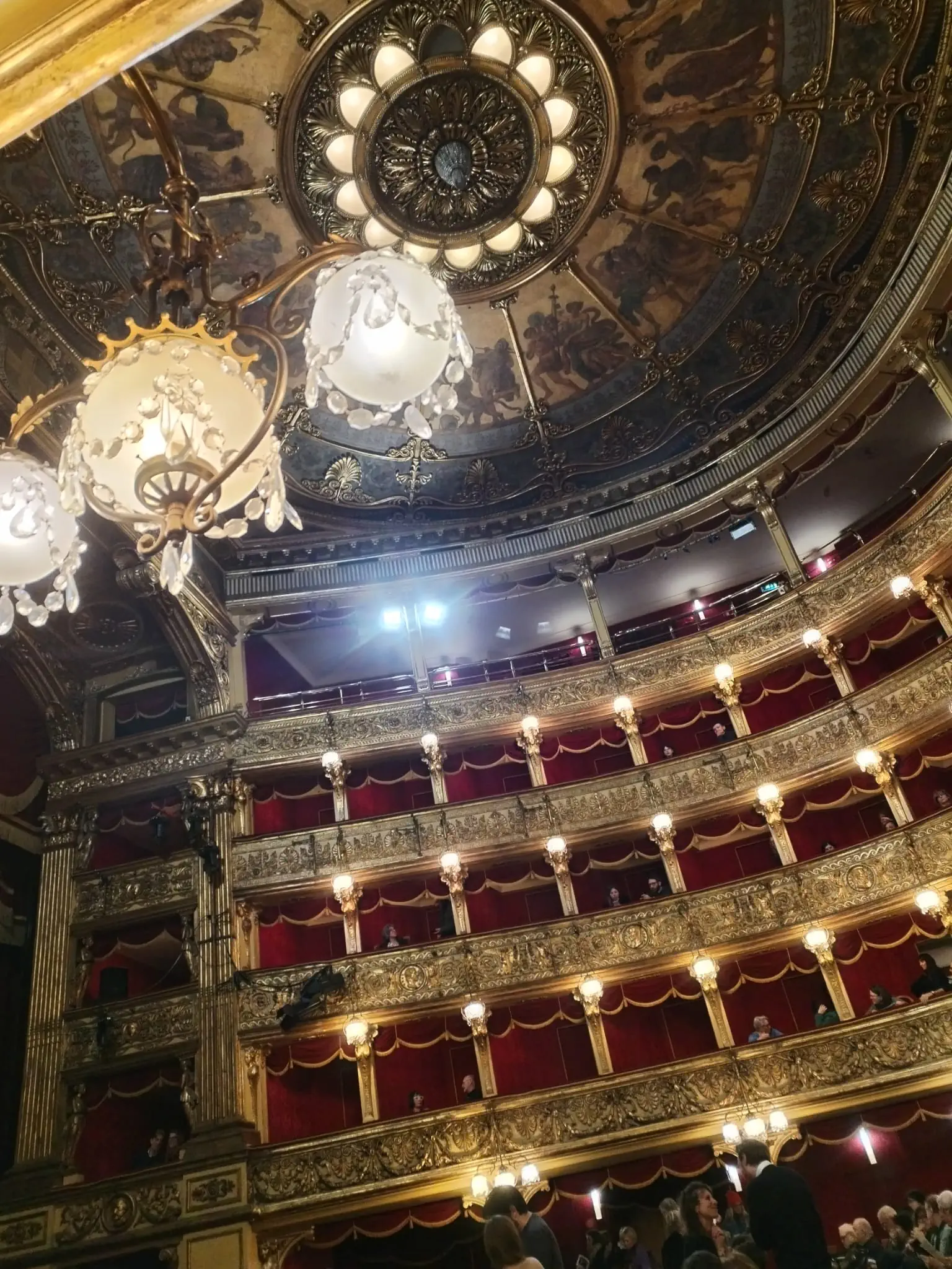 “La cosmicomica vita di Q”, di Luca Marinelli (Torino, teatro Carignano, 20 febbraio 2025)